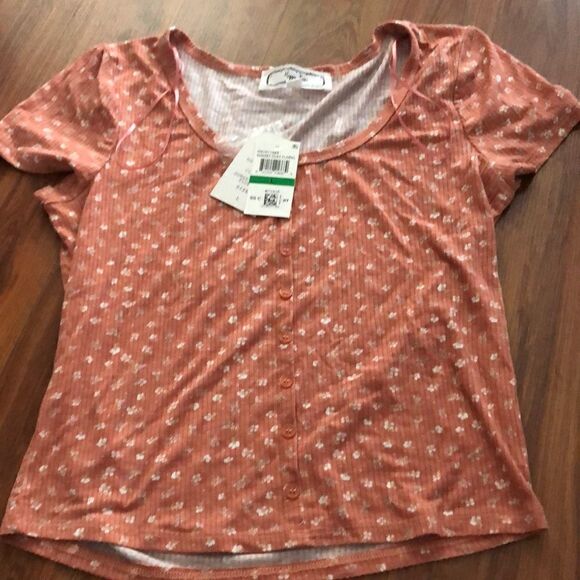 NWT Hippie Rose Short sleeved it’s a print floral T-shirt with buttons. Size L - Picture 1 of 8